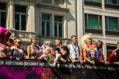 Berlin, Almanya, 27 Temmuz, 2019. Parlak 41. Berlin Gurur Sokak Festivali. Akıllıca giyinmiş insanlara posterler, özgürlük ve hoşgörü çağrısı