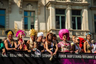 Berlin, Almanya, 27 Temmuz, 2019. Parlak 41. Berlin Gurur Sokak Festivali. Akıllıca giyinmiş insanlara posterler, özgürlük ve hoşgörü çağrısı