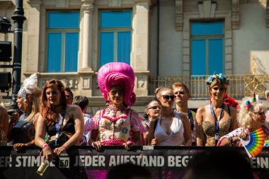 Berlin, Almanya, 27 Temmuz, 2019. Parlak 41. Berlin Gurur Sokak Festivali. Akıllıca giyinmiş insanlara posterler, özgürlük ve hoşgörü çağrısı