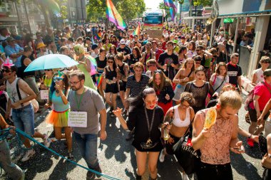 Berlin, Almanya, 27 Temmuz, 2019. Parlak 41. Berlin Gurur Sokak Festivali. Akıllıca giyinmiş insanlara posterler, özgürlük ve hoşgörü çağrısı
