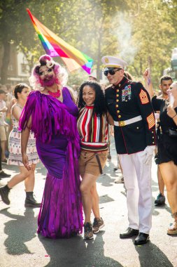 Berlin, Almanya, 27 Temmuz, 2019. Parlak 41. Berlin Gurur Sokak Festivali. Akıllıca giyinmiş insanlara posterler, özgürlük ve hoşgörü çağrısı