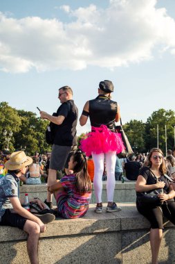 Berlin, Almanya, 27 Temmuz, 2019. Parlak 41. Berlin Gurur Sokak Festivali. Akıllıca giyinmiş insanlara posterler, özgürlük ve hoşgörü çağrısı