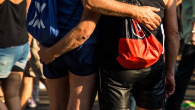 Berlin, Almanya, 27 Temmuz, 2019. Parlak 41. Berlin Gurur Sokak Festivali. Akıllıca giyinmiş insanlara posterler, özgürlük ve hoşgörü çağrısı