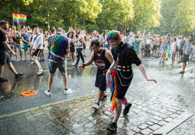 Berlin, Almanya, 27 Temmuz, 2019. Parlak 41. Berlin Gurur Sokak Festivali. Akıllıca giyinmiş insanlara posterler, özgürlük ve hoşgörü çağrısı