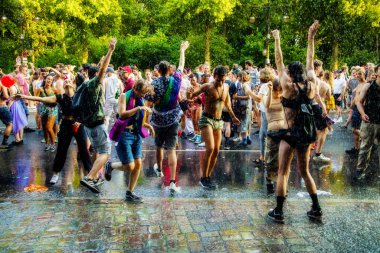 Berlin, Almanya, 27 Temmuz, 2019. Parlak 41. Berlin Gurur Sokak Festivali. Akıllıca giyinmiş insanlara posterler, özgürlük ve hoşgörü çağrısı