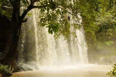 Afrika ormanında yeşil şelale, çok derin. Kenya 'nın güzel sakin manzarası