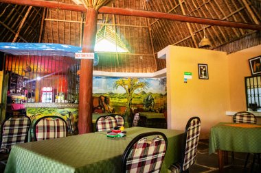 Mombasa Kenya 18 Ekim 2019. Kenya 'da küçük bir restoranın içi. Masalar, sandalyeler ve duvar süslemeleri. Kenya 'da hayat