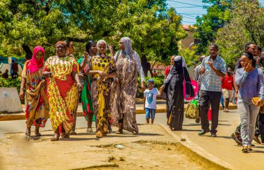 DIani Mombasa Kenya 18 Ekim 2019. Mombasa caddesinde parlak Afrika kıyafetleri içinde genç ve güzel insanlar yürüyor. Kenya 'da hayat