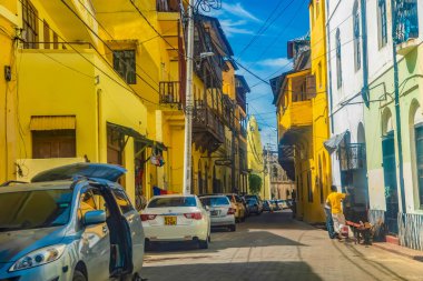 DIani Mombasa Kenya 18 Ekim 2019. Kenya 'nın Mombasa kentindeki dar bir sokakta sarı bir tuk-tuk sürüyor..