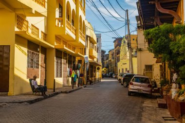 DIani Mombasa Kenya 18 Ekim 2019. Kenya 'nın Mombasa kentindeki dar bir sokakta sarı bir tuk-tuk sürüyor..