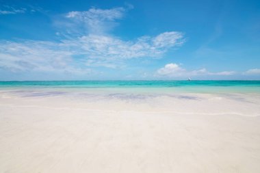 Deniz manzarası, okyanus kıyısı, bulutlar ve gökyüzünde güneş