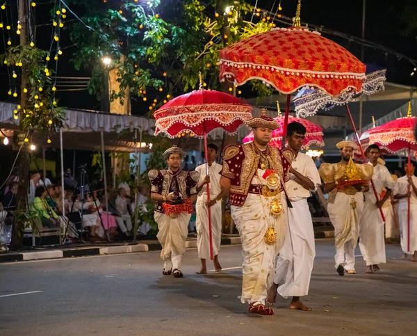 斯里兰卡科伦坡 2023年2月6日一个大型的狂欢节游行队伍 有穿着民族服装的大象和舞者 — 图库照片
