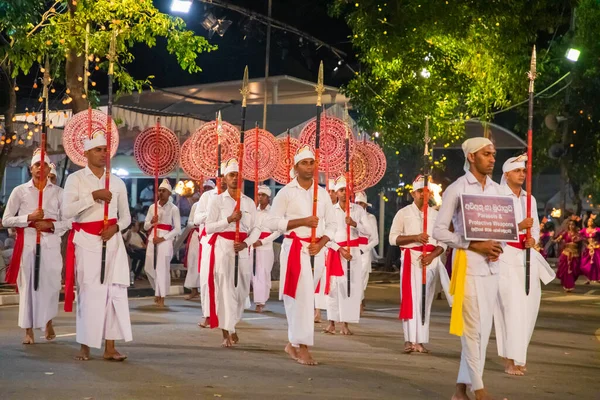 斯里兰卡科伦坡 2023年2月6日一个大型的狂欢节游行队伍 有穿着民族服装的大象和舞者 — 图库照片