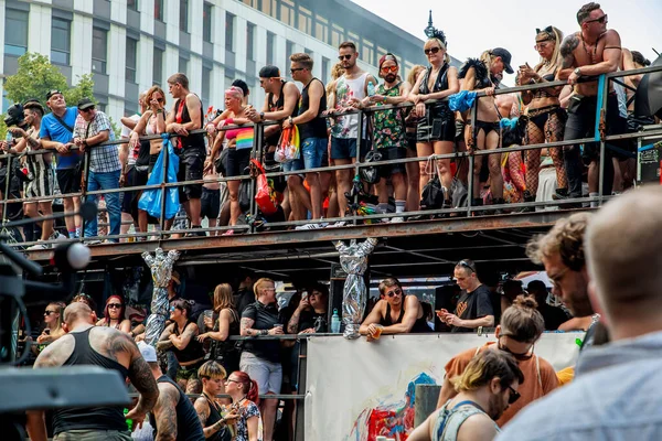 ベルリン ドイツ 2019年7月27日 第41回ベルリンプライドストリートフェスティバル スマートにポスターを身に着けている人々 自由と寛容を求めて — ストック写真