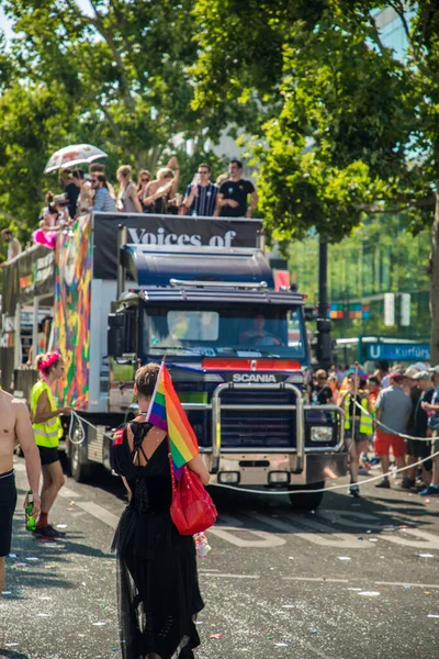 Berlin, Almanya, 27 Temmuz, 2019. Parlak 41. Berlin Gurur Sokak Festivali. Akıllıca giyinmiş insanlara posterler, özgürlük ve hoşgörü çağrısı