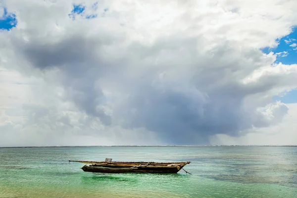 Старая Самодельная Африканская Рыбацкая Деревянная Лодка Якоре — стоковое фото