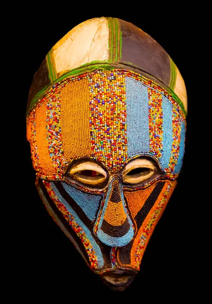 ケニアのモンバサ島ディアーニビーチ 2019年10月15日ギフトショップでは マサイ村の伝統的なアフリカの仮面や手作りの人形 — ストック写真