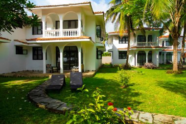 Diani plajı, Mombasa, Kenya. 14 Ekim 2019. Yüzme havuzu, sıcacık beyaz evleri ve tropikal ağaçları olan güzel bir tatil köyü.