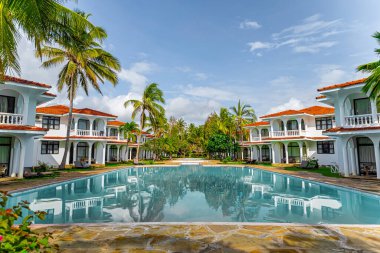 Diani plajı, Mombasa, Kenya. 14 Ekim 2019. Yüzme havuzu, sıcacık beyaz evleri ve tropikal ağaçları olan güzel bir tatil köyü.