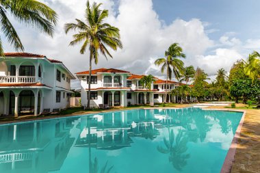Diani plajı, Mombasa, Kenya. 14 Ekim 2019. Yüzme havuzu, sıcacık beyaz evleri ve tropikal ağaçları olan güzel bir tatil köyü.