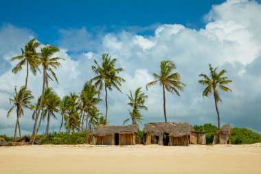 Diani plajı, Mombasa, Kenya. 14 Ekim 2019. Yüzme havuzu, sıcacık beyaz evleri ve tropikal Afrika ağaçlarıyla dolu güzel bir tatil köyü. Kalın ipliklerle dikilmiş hindistan cevizi lifini kapat