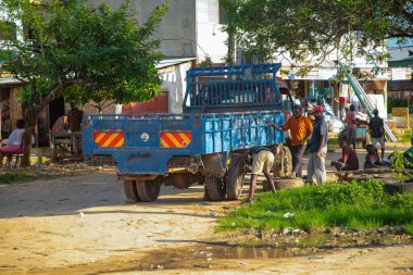 Diani plajı, Mombasa, Kenya. 14 Ekim 2019. Yüzme havuzu, sıcacık beyaz evleri ve tropikal Afrika ağaçlarıyla dolu güzel bir tatil köyü. Kalın ipliklerle dikilmiş hindistan cevizi lifini kapat