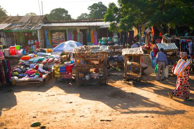 Diani plajı, Mombasa, Kenya. 14 Ekim 2019. Yüzme havuzu, rahat beyaz evleri ve Kenya 'da renkli sebzeler sergileyen satıcılarla birlikte tropikal ağaç kırsal pazarı olan güzel bir tatil köyü.