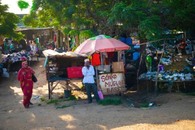 Diani plajı, Mombasa, Kenya. 14 Ekim 2019. Yüzme havuzu, rahat beyaz evleri ve Kenya 'da renkli sebzeler sergileyen satıcılarla birlikte tropikal ağaç kırsal pazarı olan güzel bir tatil köyü.