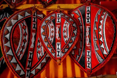 Diani plajı, Mombasa, Kenya. 15 Ekim 2019. Geleneksel Afrika maskeleri ve hediye dükkanındaki Masai köyünden el yapımı heykelcikler.