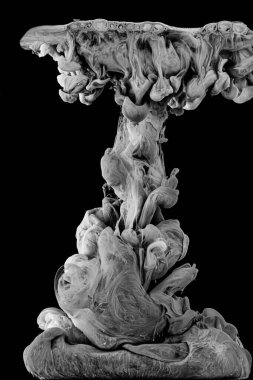 Mürekkep suya düştü ve hareket halindeyken fotoğrafını çekti. Suda fırıl fırıl dönen boya. Siyah arka planda gri ve beyaz bulutlar ve suda izole edilmiş boya dumanı.