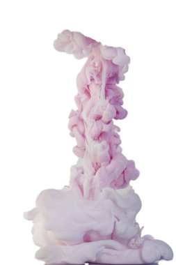 Mürekkep suya düştü ve hareket halindeyken fotoğrafını çekti. Suda fırıl fırıl dönen boya. Pembe ve beyaz bulut ve beyaz arka planda izole edilmiş sudaki boya dumanı.