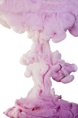 Mürekkep suya düştü ve hareket halindeyken fotoğrafını çekti. Suda fırıl fırıl dönen boya. Pembe bulut ve dumanı beyaz arka planda izole edilmiş suda..