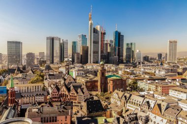 Frankfurt, Almanya, Main, 27 Eylül 2018. Şehrin işlek yerlerindeki modern güzel gökdelen. Güneşli bir günde mavi gökyüzüne karşı. Geniş açılı, güneşli pirinç, eski ve yeni yerler. 