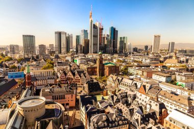 Frankfurt, Almanya, Main, 27 Eylül 2018. Modern, güzel, yeni gökdelenler şehrin bir kısmında güneşli bir günde mavi gökyüzüne karşı. Geniş açılı güneşli pirinç.
