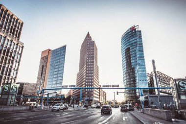  Berlin, Almanya. 21 Ağustos, 2018 Belin 'in merkezinde üç modern gökdelen, arka planda mavi gökyüzü olan Potsdamer Platz' da ve güneşli bir günde etrafta kimse yok.