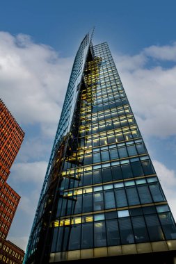  Berlin, Almanya. 21 Ağustos, 2018 Belin 'in merkezinde üç modern gökdelen, arka planda mavi gökyüzü olan Potsdamer Platz' da ve güneşli bir günde etrafta kimse yok.