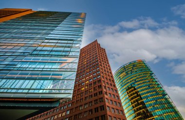  Berlin, Almanya. 21 Ağustos, 2018 Belin 'in merkezinde üç modern gökdelen, arka planda mavi gökyüzü olan Potsdamer Platz' da ve güneşli bir günde etrafta kimse yok.