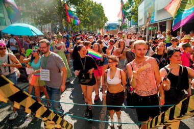 Berlin, Almanya, 27 Temmuz, 2019. Parlak 41. Berlin Gurur Sokak Festivali. Akıllıca giyinmiş insanlara posterler, özgürlük ve hoşgörü çağrısı
