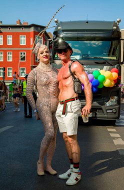 Berlin, Almanya, 27 Temmuz, 2019. Parlak 41. Berlin Gurur Sokak Festivali. Akıllıca giyinmiş insanlara posterler, özgürlük ve hoşgörü çağrısı