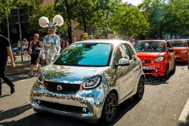Berlin, Almanya, 27 Temmuz, 2019. Parlak 41. Berlin Gurur Sokak Festivali. Akıllıca giyinmiş insanlara posterler, özgürlük ve hoşgörü çağrısı