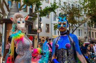 Berlin, Almanya, 27 Temmuz, 2019. Parlak 41. Berlin Gurur Sokak Festivali. Akıllıca giyinmiş insanlara posterler, özgürlük ve hoşgörü çağrısı