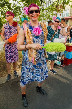 Berlin, Almanya, 27 Temmuz, 2019. Parlak 41. Berlin Gurur Sokak Festivali. Akıllıca giyinmiş insanlara posterler, özgürlük ve hoşgörü çağrısı