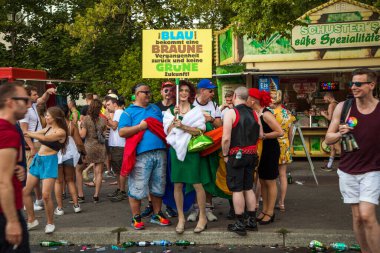 Berlin, Almanya, 27 Temmuz, 2019. Parlak 41. Berlin Gurur Sokak Festivali. Akıllıca giyinmiş insanlara posterler, özgürlük ve hoşgörü çağrısı