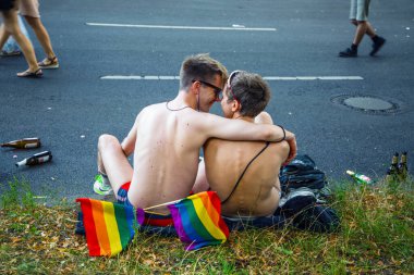 Berlin, Almanya, 27 Temmuz, 2019. Parlak 41. Berlin Gurur Sokak Festivali. Akıllıca giyinmiş insanlara posterler, özgürlük ve hoşgörü çağrısı