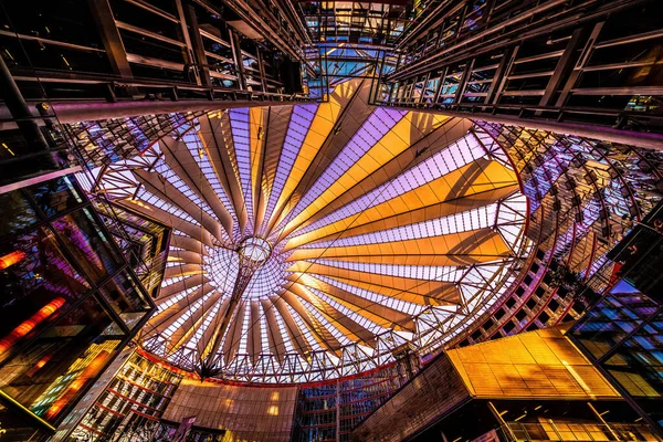 Berlín Německo 2018 Neobvyklá Světlá Střecha Nad Centrem Sony Berlíně — Stock fotografie