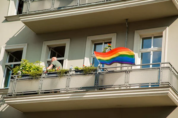 2019年7月27日 德国柏林 光彩夺目的第41届柏林骄傲街头节 穿着得体的人张贴海报 呼吁自由和容忍 — 图库照片