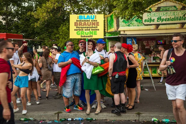 Berlin, Almanya, 27 Temmuz, 2019. Parlak 41. Berlin Gurur Sokak Festivali. Akıllıca giyinmiş insanlara posterler, özgürlük ve hoşgörü çağrısı