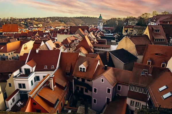 Meissen, Saksonya, Almanya. 17.02. 2019, Meissen kasabasının rahat sokakları. Eski evler, kaldırımlı kaldırımlar kiremitli çatılar sonbahar bulutlu hava