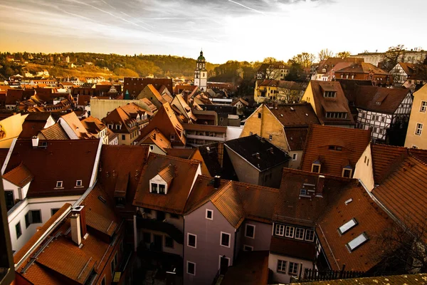 Meissen, Saksonya, Almanya. 17.02. 2019, Meissen kasabasının rahat sokakları. Eski evler, kaldırımlı kaldırımlar kiremitli çatılar sonbahar bulutlu hava