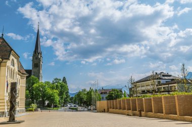 Vaduz, Lihtenştayn, 25 Mayıs 2017. Alpler arasındaki güzel bir şehirde güneşli bir gün.